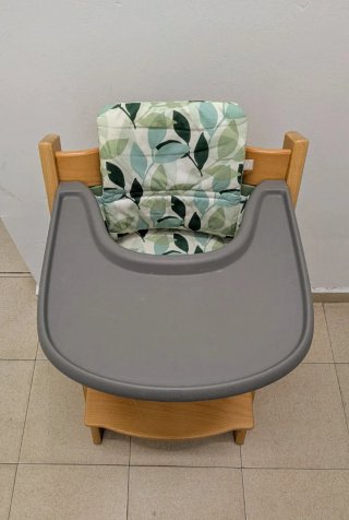 Trona Stokke Trona de madera y textil