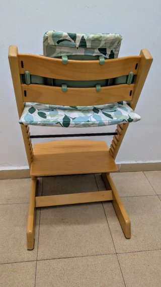Trona Stokke Trona de madera y textil