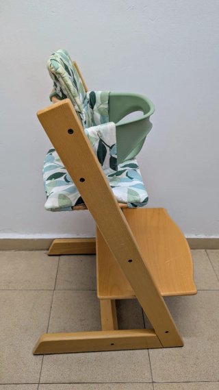 Trona Stokke Trona de madera y textil