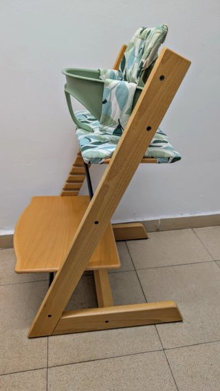 Trona Stokke Trona de madera y textil