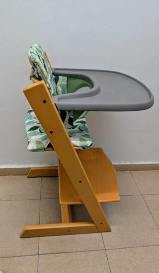 Trona Stokke Trona de madera y textil