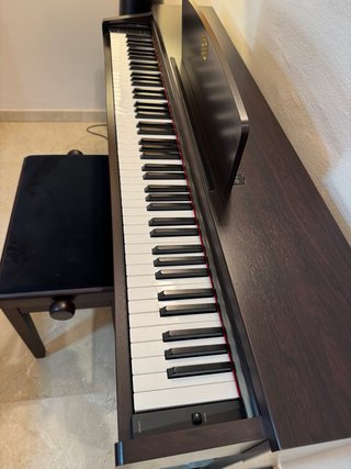 Piano Yamaha Clavinova Marrón con Banqueta