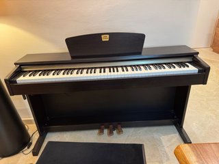 Piano Yamaha Clavinova Marrón con Banqueta