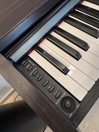 Piano Yamaha Clavinova Marrón con Banqueta