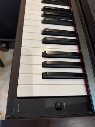 Piano Yamaha Clavinova Marrón con Banqueta