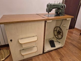 Máquina de coser Refrey con mueble