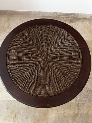 Mesa auxiliar redonda de madera y mimbre