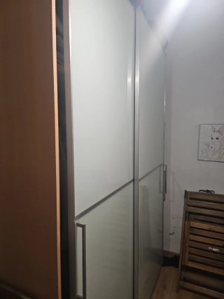 Armario de gran calidad. Es de madera y cristal