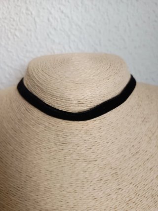 Gargantilla terciopelo negro hecha a mano