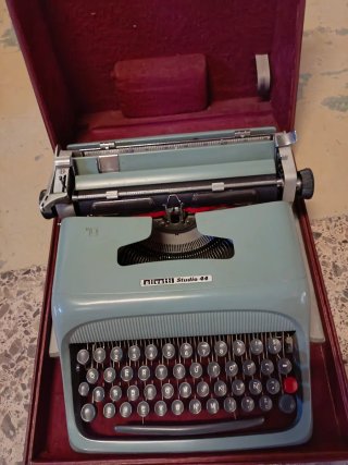 Máquina de escribir vintage Olivetti Studio