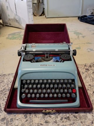 Máquina de escribir vintage Olivetti Studio