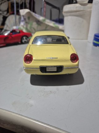 Maqueta Ford Thunderbird 1:18