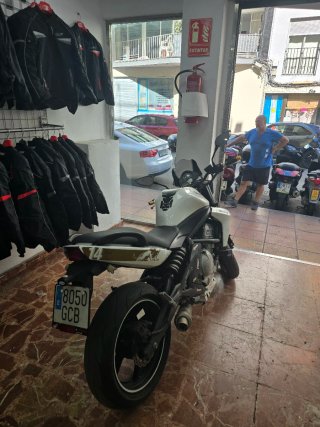 Moto Naked Kawasaki Blanca