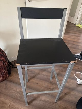Taburete alto con respaldo