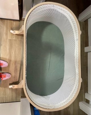 Cuna de bebé con ruedas, se vende con el colchón.