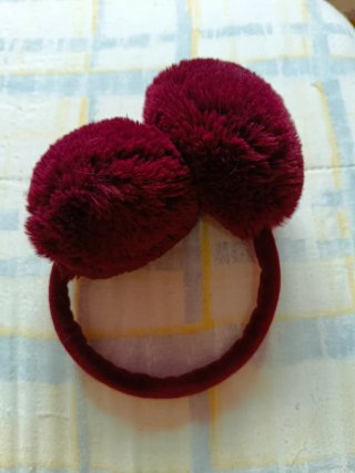 Orejeras rojas de peluche
