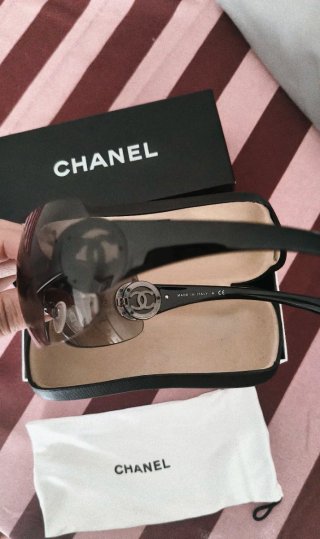 Gafas de sol Chanel negras sin usar