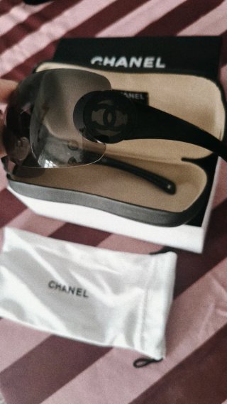 Gafas de sol Chanel negras sin usar