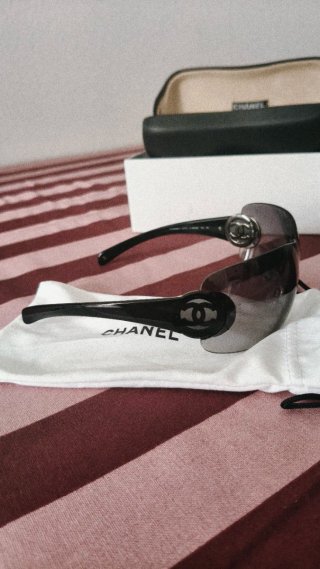 Gafas de sol Chanel negras sin usar
