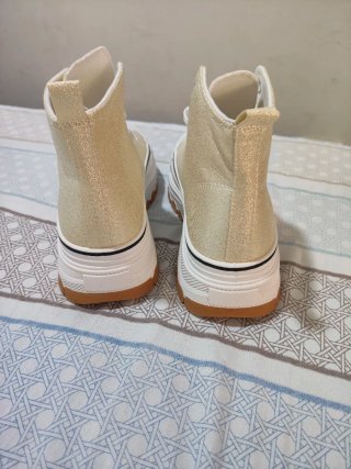 Zapatillas Deportivas Doradas tipo converse