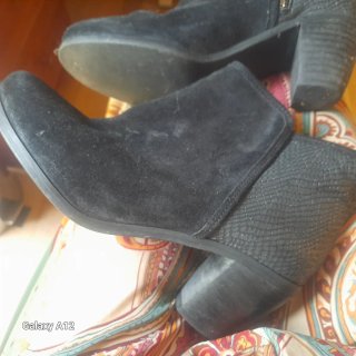 Botines negros con tacón y cremallera