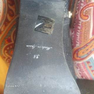 Botines negros con tacón y cremallera