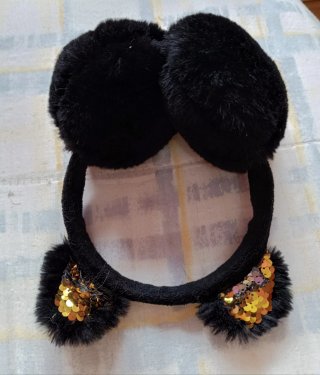 Orejeras negras con detalles dorados