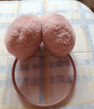 Orejeras rosas de pelo sintético