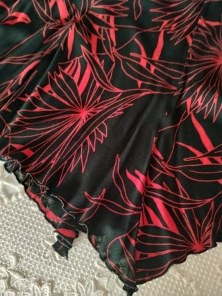 Falda Estampada Negra y Roja