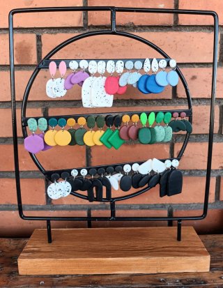 Pendientes artesanales de arcilla polimérica.