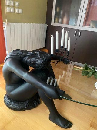 Mesa de Centro con Escultura de Mujer