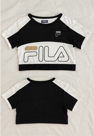 Camiseta Crop Top Fila Negra y Blanca