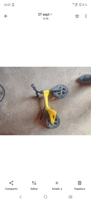 Bici sin pedales amarilla