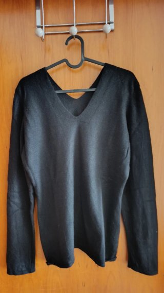 Jersey Negro de Cuello en V