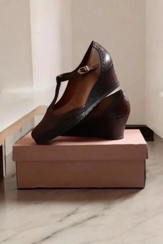 Zapatos de cuña con pulsera en piel