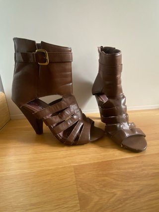 Botines de tacón marrones