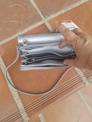 Bolso plateado Zara con parches