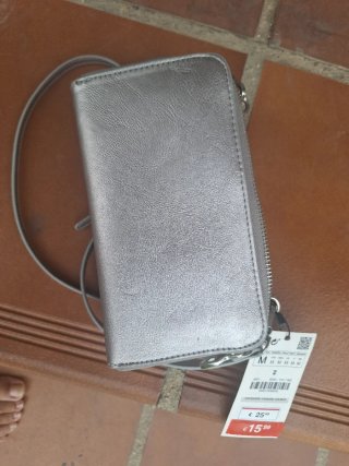 Bolso plateado Zara con parches