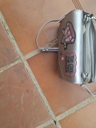 Bolso plateado Zara con parches