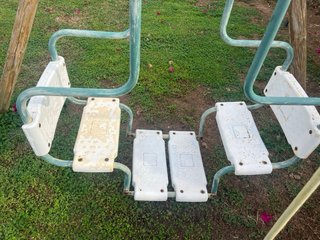 Parque infantil madera con columpios y tobogán