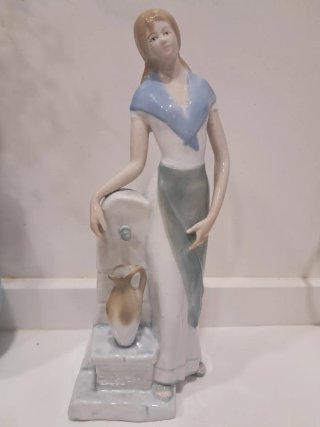 Escultura Porcelana Mujer Cántaro marca Vigo 30cm