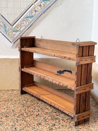 Estantería de madera pequeña