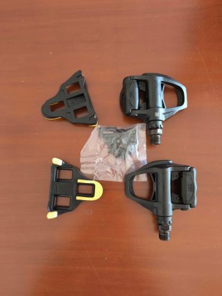 Pedales y calas de ciclismo nuevos