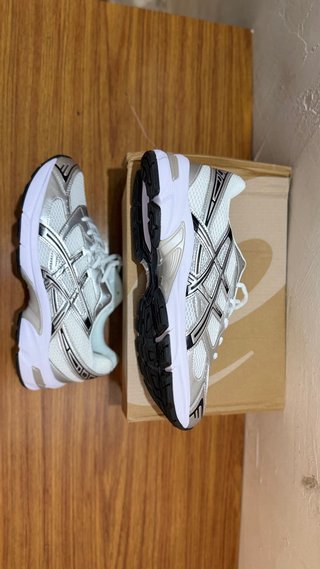 Asics grises y plateadas
