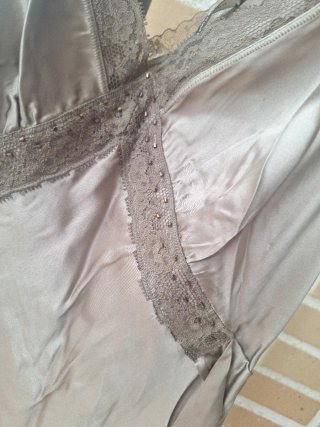 Vestido lencero de raso marrón
