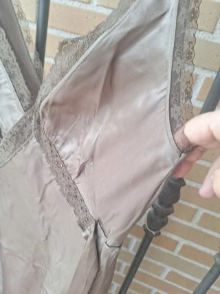 Vestido lencero de raso marrón
