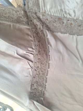 Vestido lencero de raso marrón