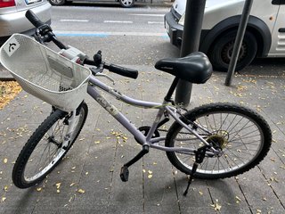 Bicicleta Btwin violeta con cesta