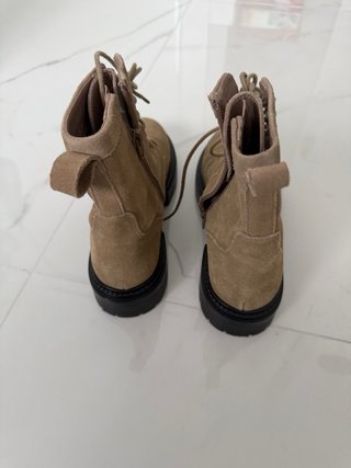Botas Zara con cordones beige