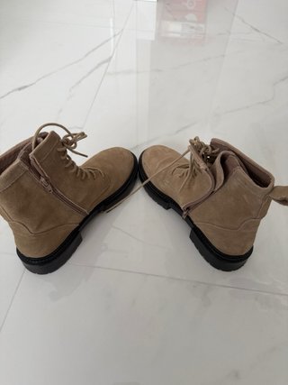 Botas Zara con cordones beige
